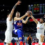 El escolta del Buducnost, Nemanja Gordic (c), entra a canasta ante los jugadores argentinos del Real Madrid. Foto: Efe