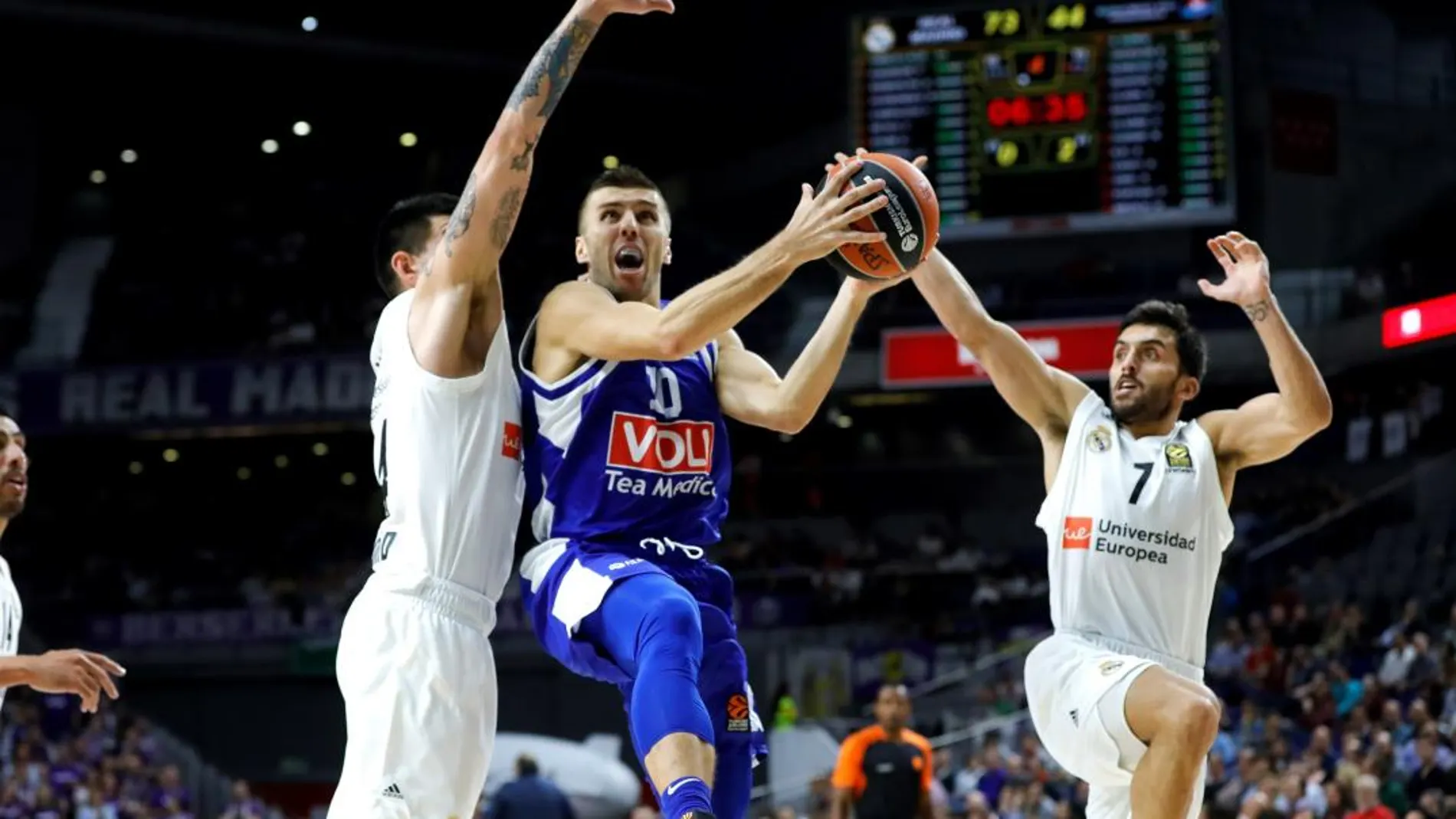 El escolta del Buducnost, Nemanja Gordic (c), entra a canasta ante los jugadores argentinos del Real Madrid. Foto: Efe