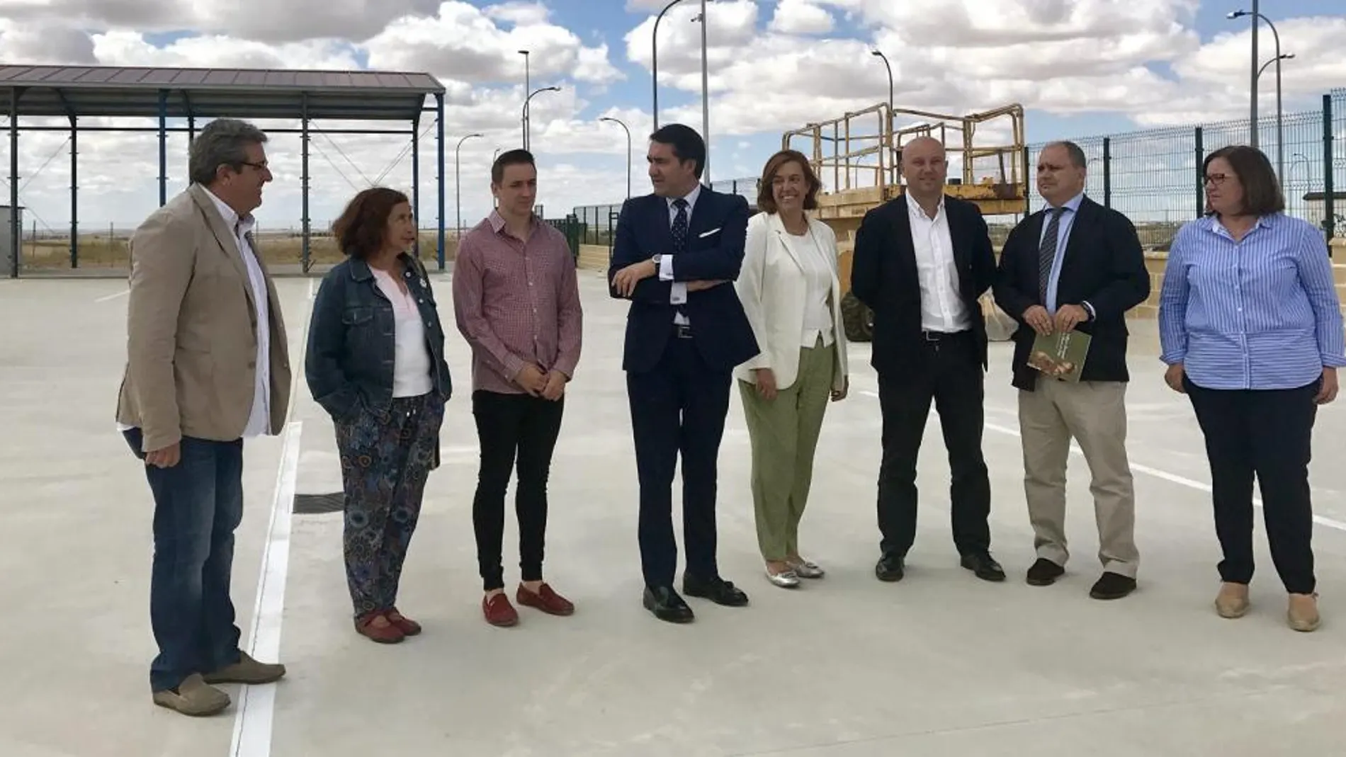 El consejero de Fomento y Medio Ambiente, Juan Carlos Suárez-Quiñones; la presidenta de la Diputación Provincial, Ángeles Armisén; y el alcalde de Paredes de Nava, Luis Antonio Calderón, visitan el centro