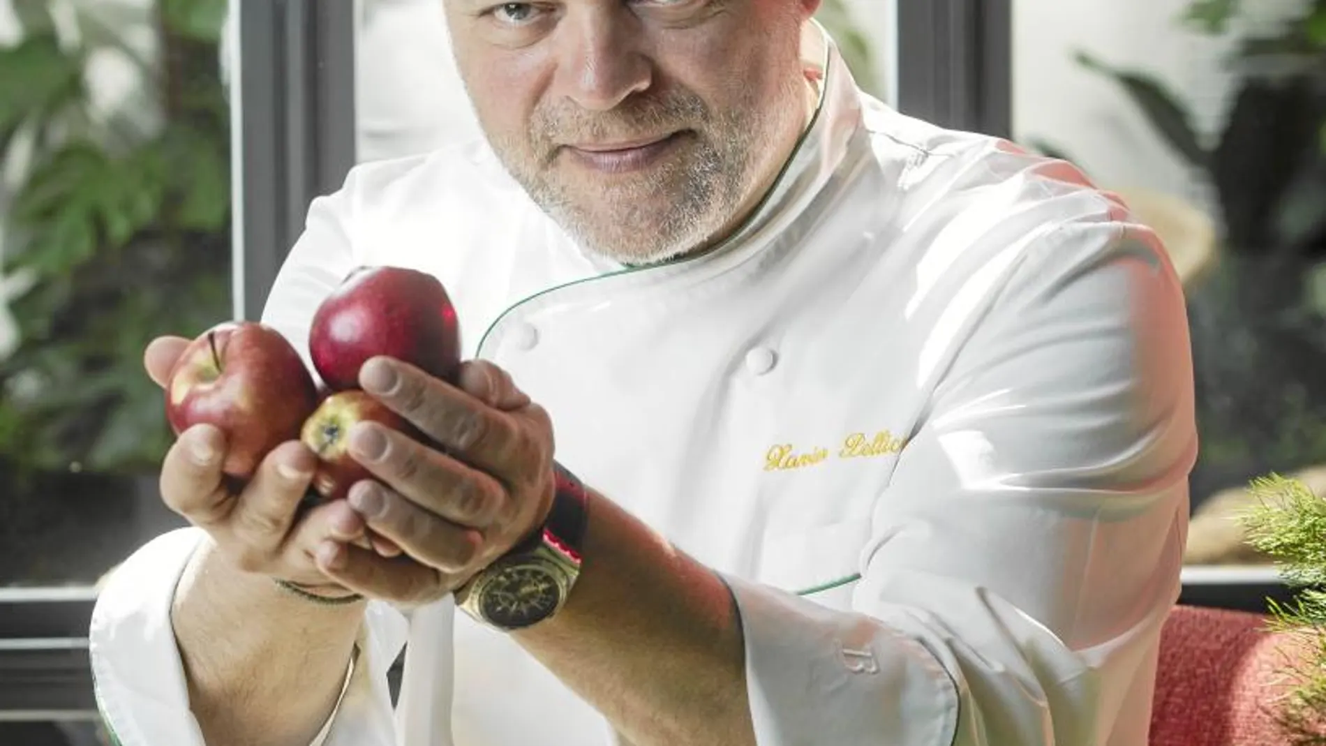 El cocinero muestra unas manzanas recién llegadas a su establecimiento