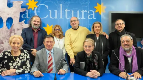 Los miembros del jurado: Pilar Fernández Labrador, Carmen Ruiz Barrionuevo, Jesús Fonseca, Alfredo Pérez Alencart, Carlos Aganzo, José María Muñoz Quirós, Inmaculada Guadalupe Salas, Julián Barrera Prieto, y Victoria Pérez Castrillo como secretaria