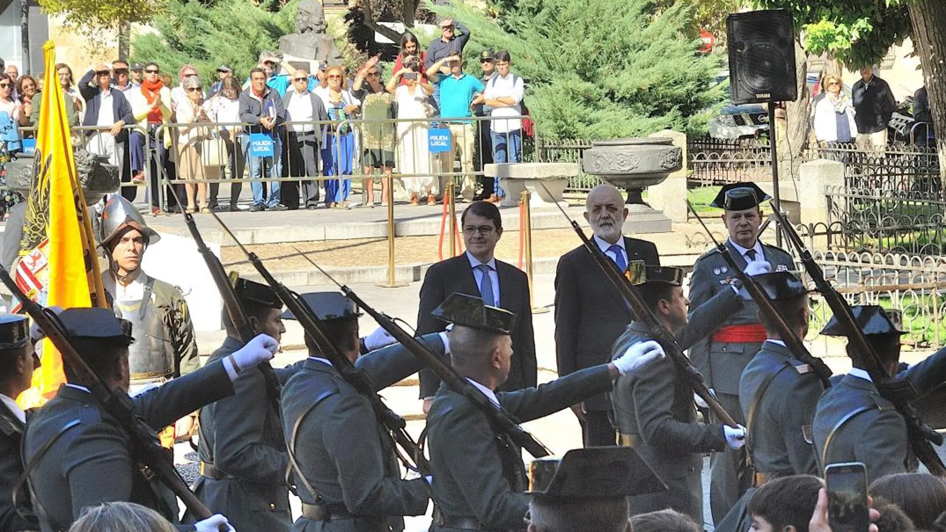 El alcalde de Salamanca, Alfonso Fernández Mañueco; y el director general de la Guardia Cicil, Félix Azón, presiden los actos