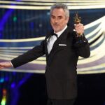 El director Alfonso Cuarón recoge uno de los Oscar logrados por su película “Roma” / Ap