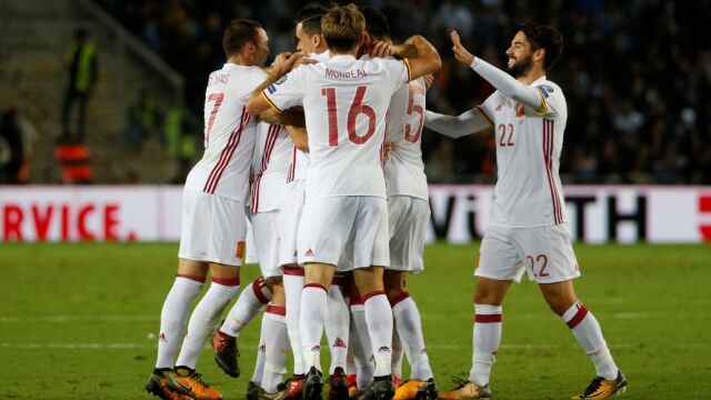 Los jugadores de la Selección Española celebran el tanto de Illarramendi