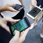 El lanzamiento de Pokémon Go ha disparado las alertas de adicciones a videojuegos. En la imagen, tres usuarios de móvil con el juego en el centro de Nueva York
