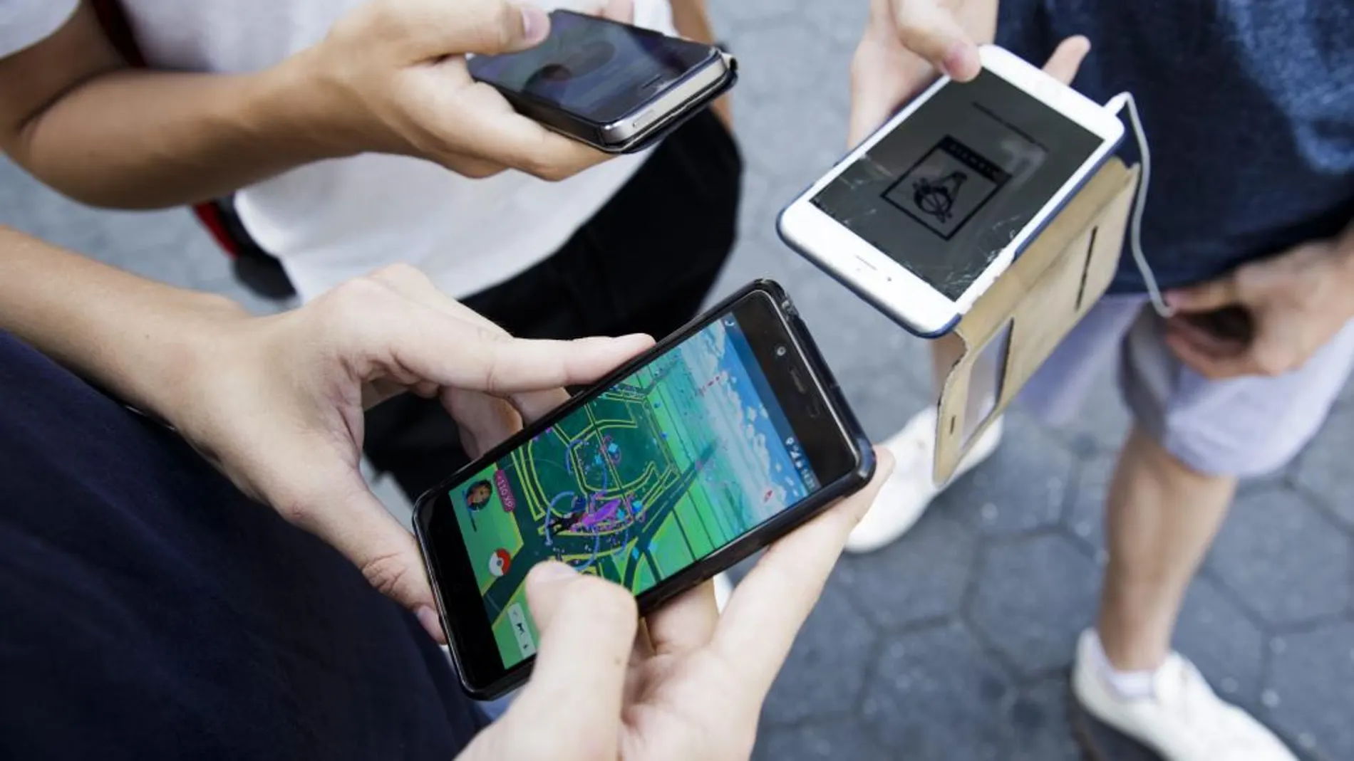 El lanzamiento de Pokémon Go ha disparado las alertas de adicciones a videojuegos. En la imagen, tres usuarios de móvil con el juego en el centro de Nueva York