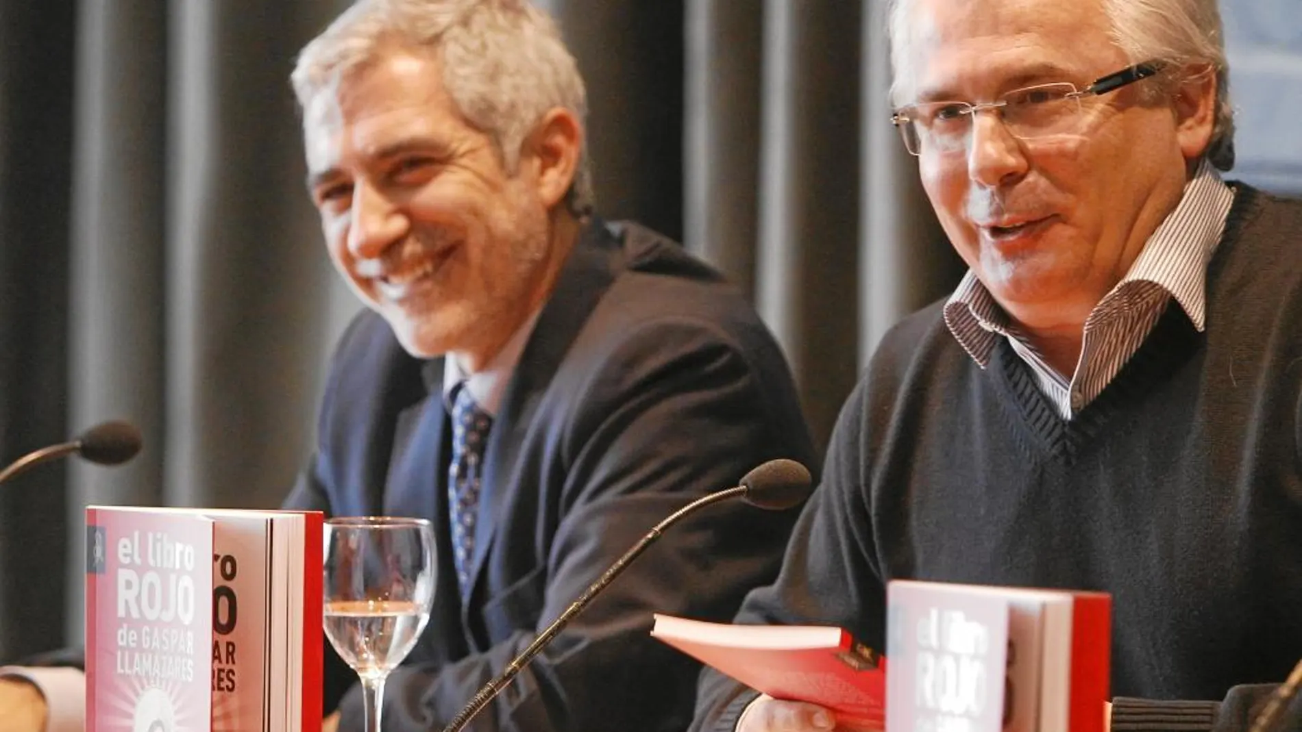 Gaspar Llamazares y Baltasar Garzón, durante la presentación de un libro en Madrid