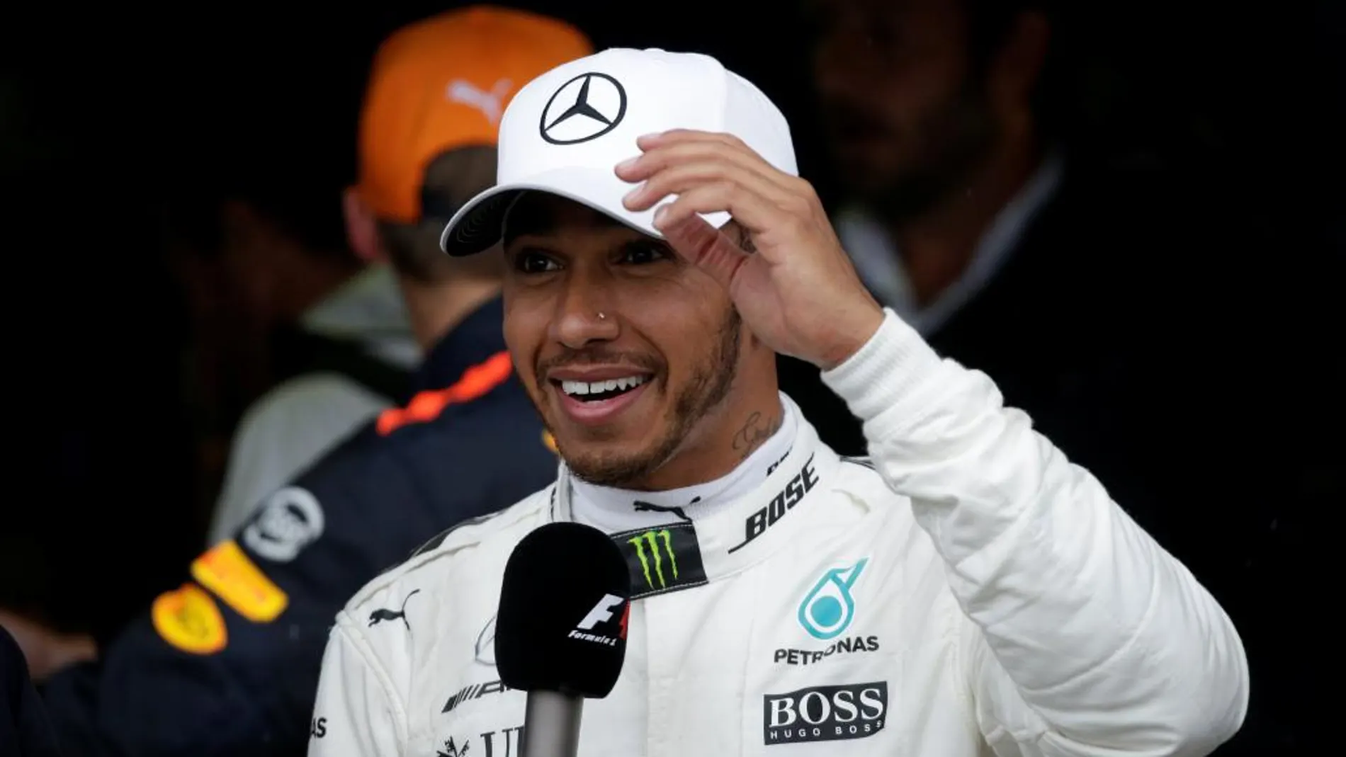 Lewis Hamilton celebra su pole hoy en Monza.