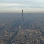 Imagen aérea de París, cubierta por una "boina"de contaminación