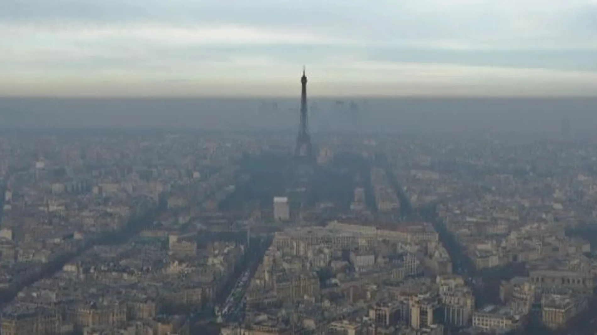 Imagen aérea de París, cubierta por una "boina"de contaminación