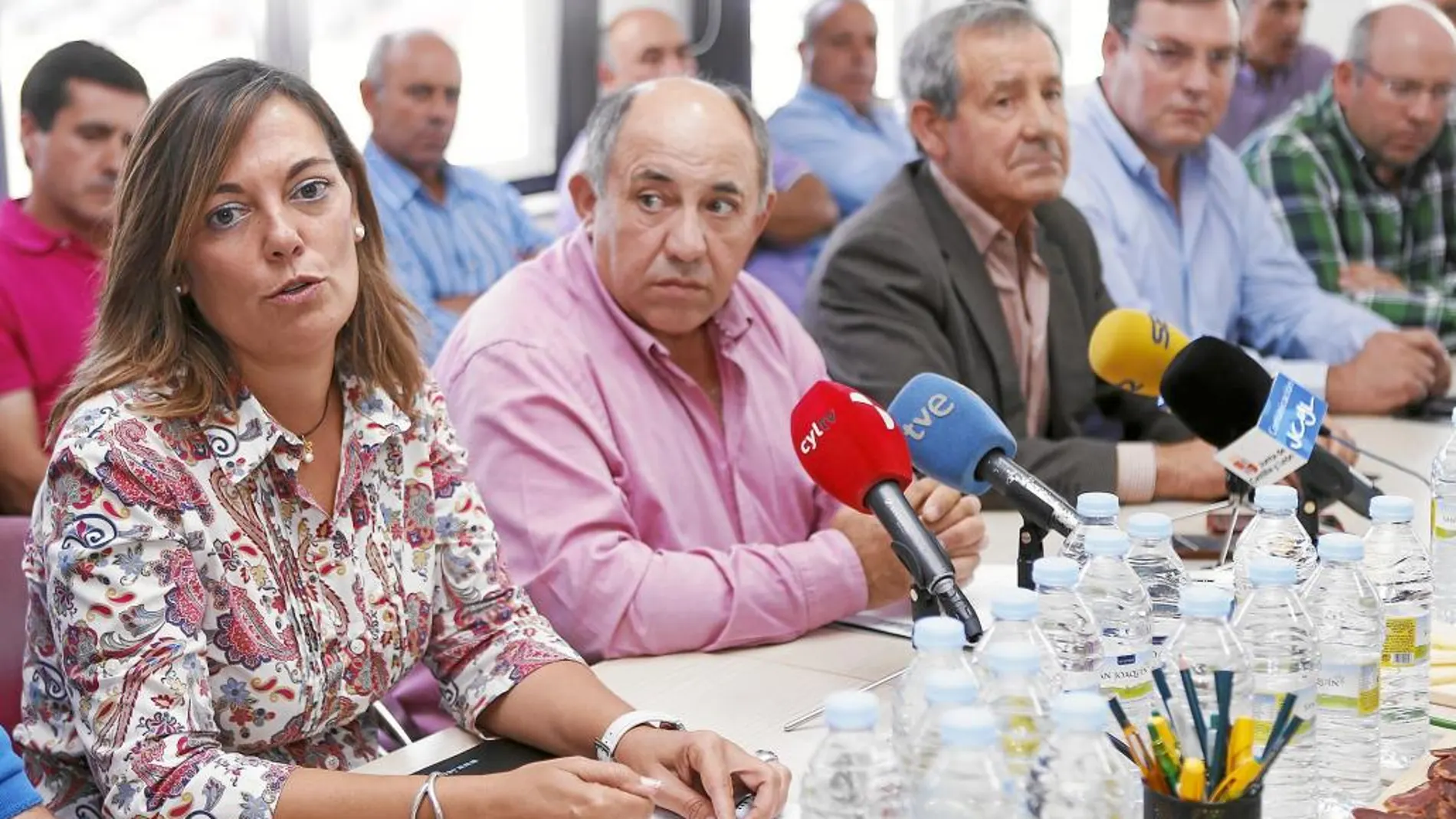 La consejera de Ganadería, Milagros Marcos, y Benjamín Fernández, asisten a la Asamblea General del Consorcio