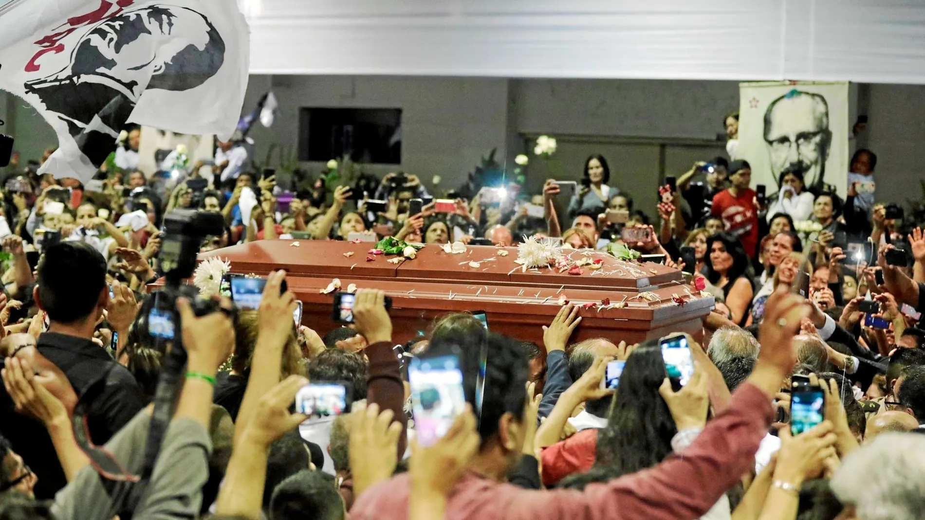 «Alan dignidad» Los fieles del político peruano se concentraron ayer en la sede del partido Apra en Lima para velar el cuerpo. Foto: Reuters