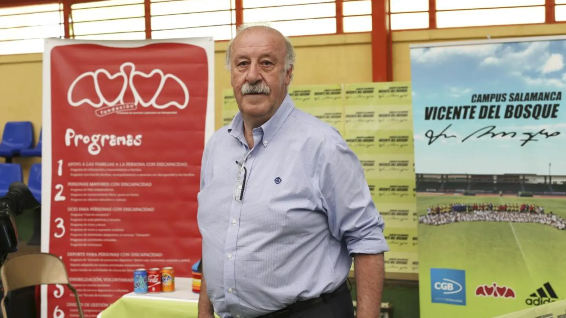 El exseleccionador español de fútbol, Vicente del Bosque, durante la visita que ha realizado a un campus de fútbol para niños que lleva su nombre, el día 18 en Salamanca
