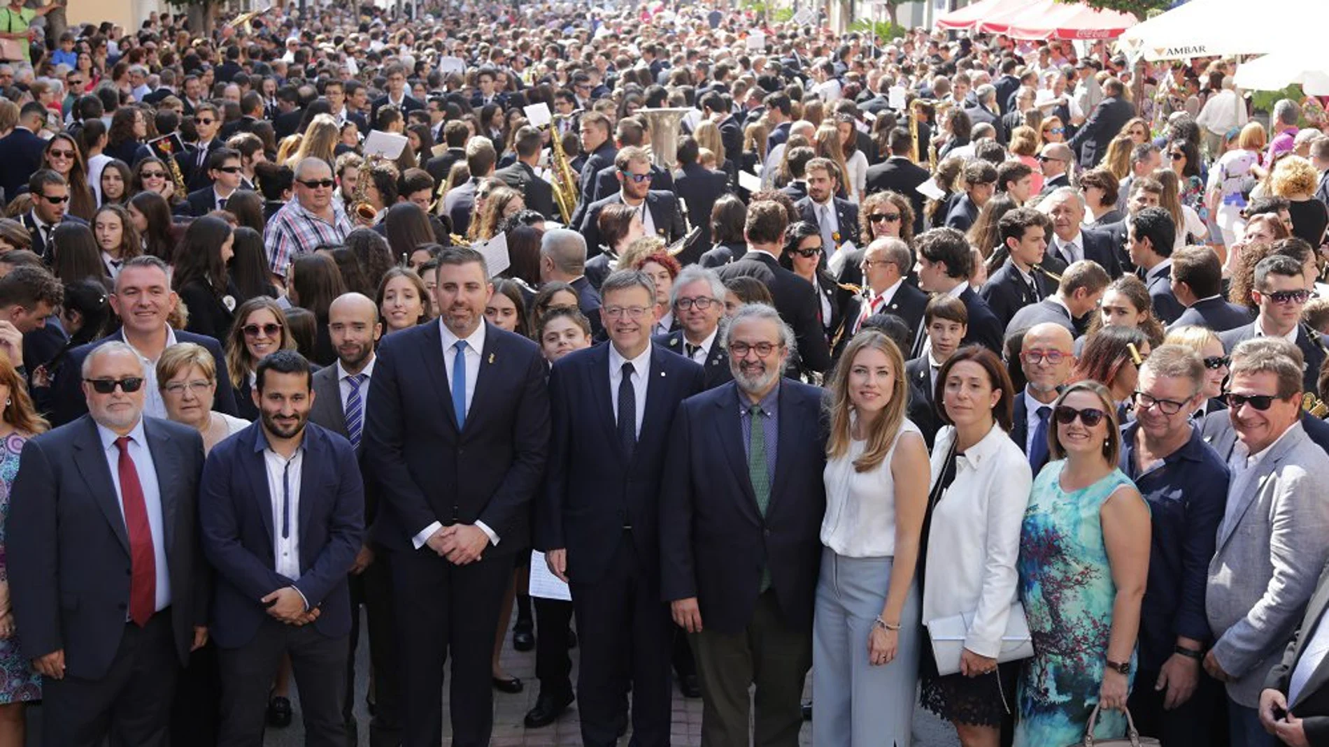 El presidente de la Generalitat, Ximo Puig, en el centro, en un acto ayer con las sociedades musicales en Cullera