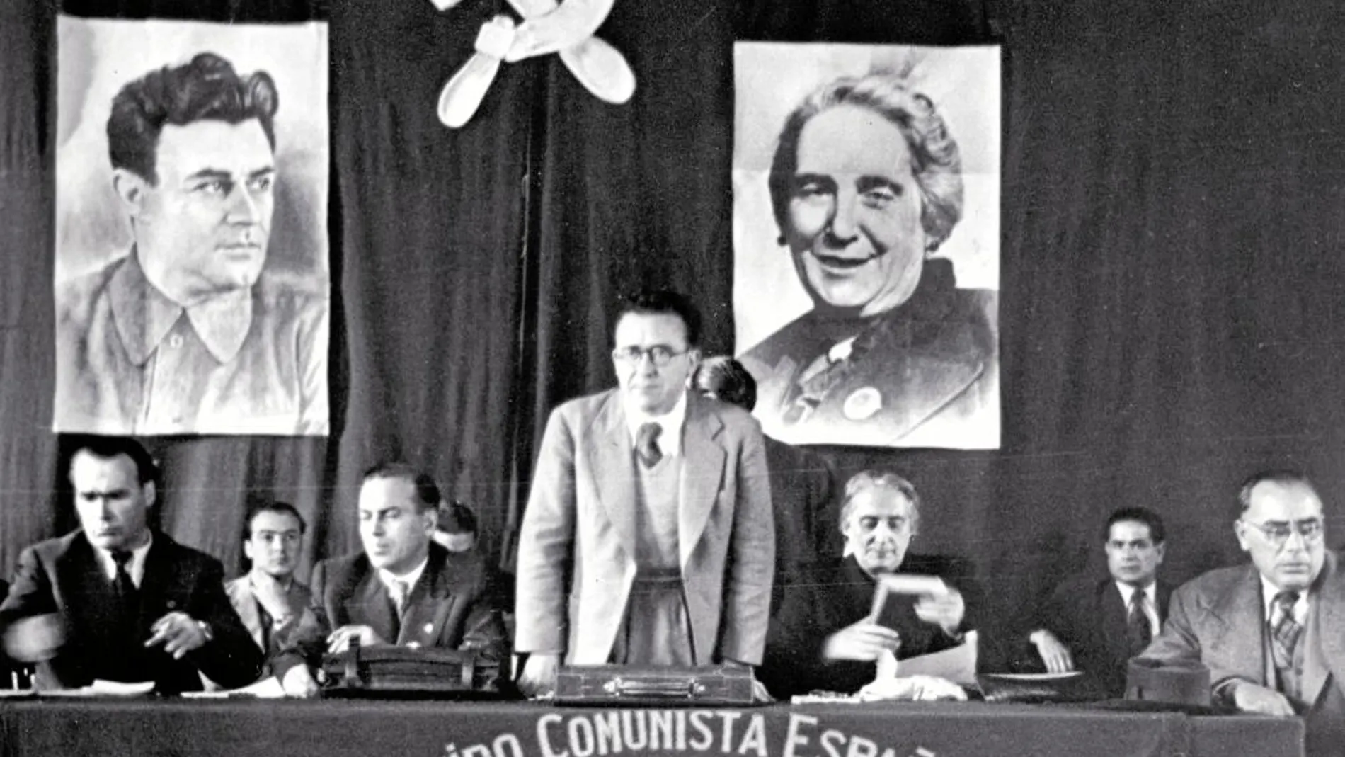 De izda. a dcha., Enrique Líster, Francisco Antón, Santiago Carrillo, Dolores Ibárruri y Joan Comorera