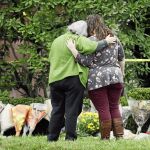 Dos mujeres honran la memoria de las víctimas del ataque a la sinagoga Árbol de la Vida de Pittsburgh