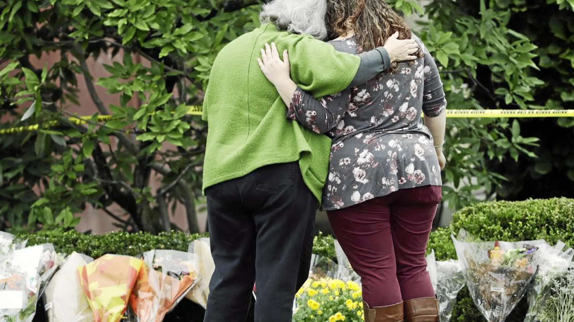 Dos mujeres honran la memoria de las víctimas del ataque a la sinagoga Árbol de la Vida de Pittsburgh