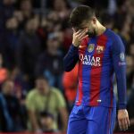 El defensa del FC Barcelona Gerard Piqué se retira lesionado durante el partido frente al Manchester City