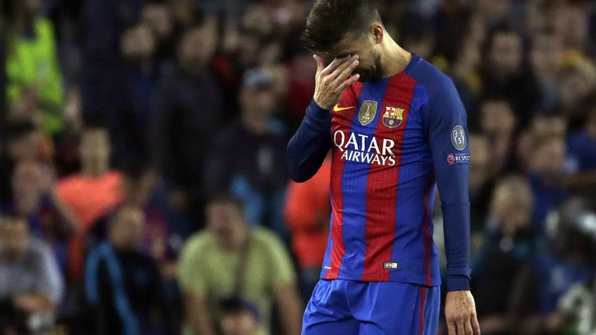 El defensa del FC Barcelona Gerard Piqué se retira lesionado durante el partido frente al Manchester City