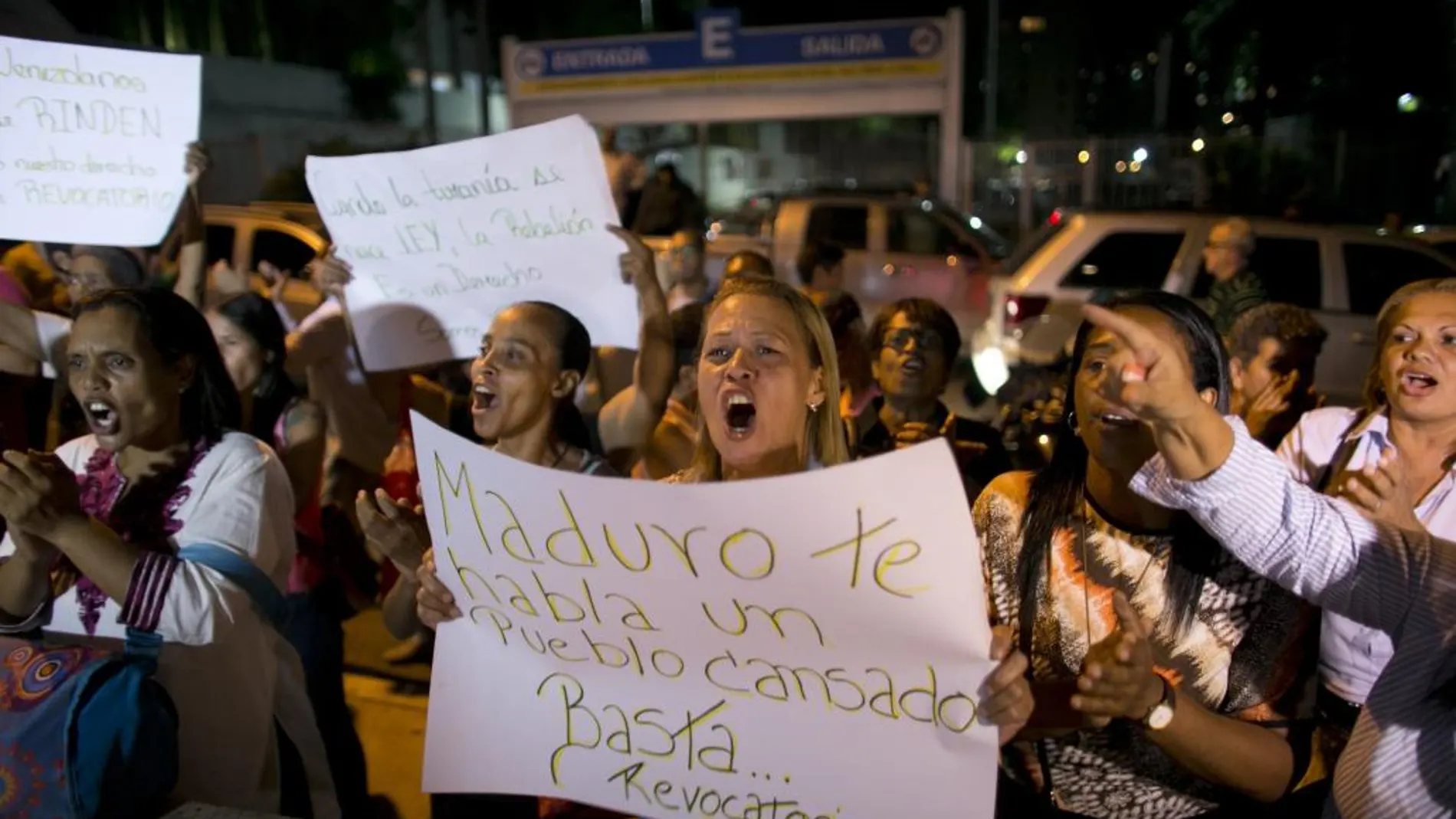 Protesta en las calles de Caracas contra la suspensión del revocatorio