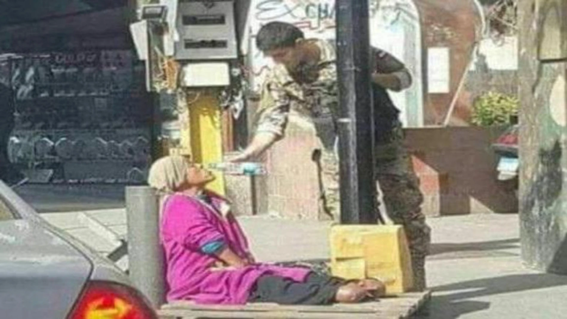 Última fotografía de Fátima en las redes sociales cuando un soldado le dio a beber un poco de agua / Facebook