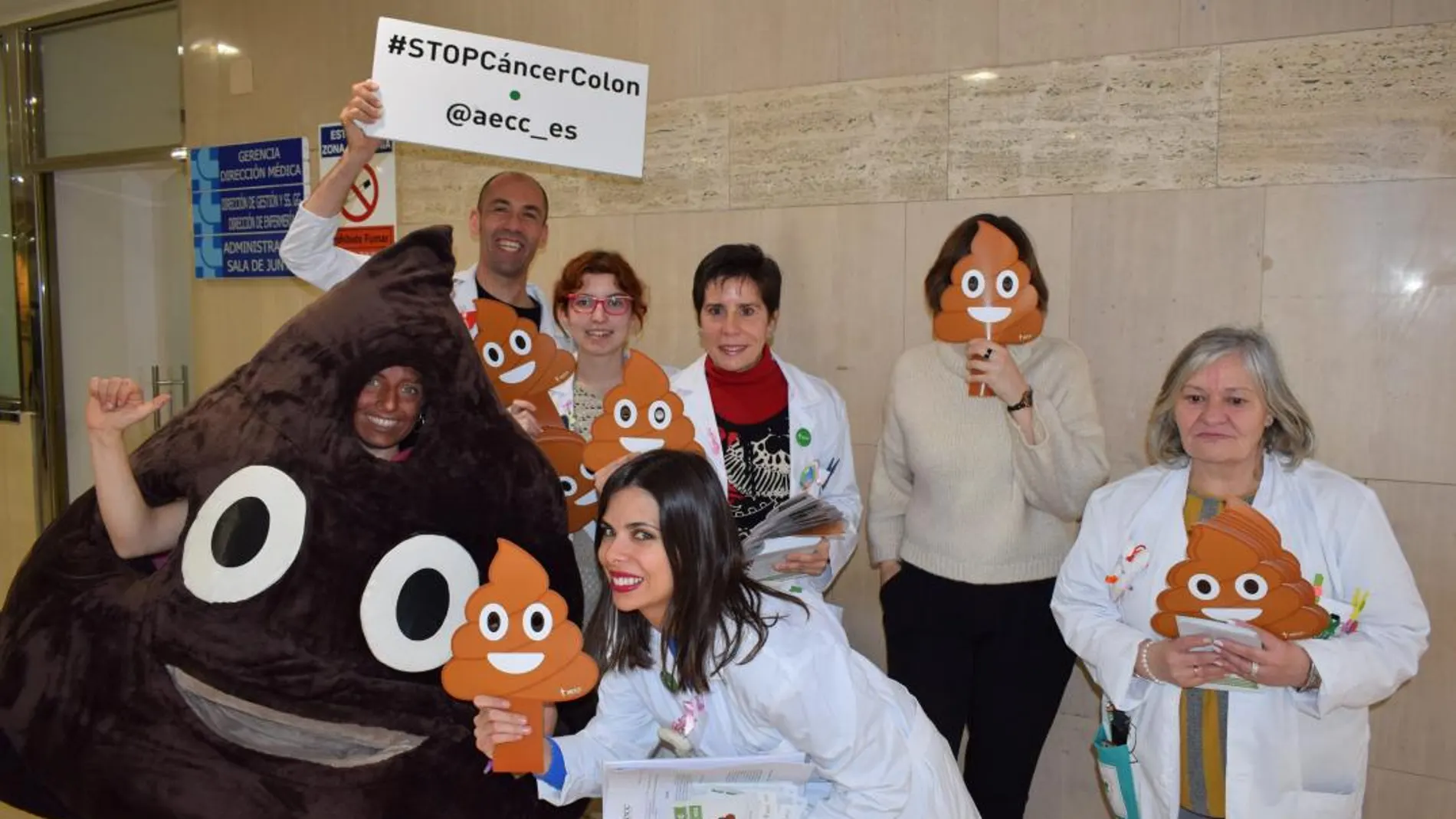 Promoción o «road show» con la imagen del emoticono de la caca de Whatsapp, que la AECC ha realizado en el Hispital Clínico de Valladolid para concienciar sobre la prevención del cáncer de colon