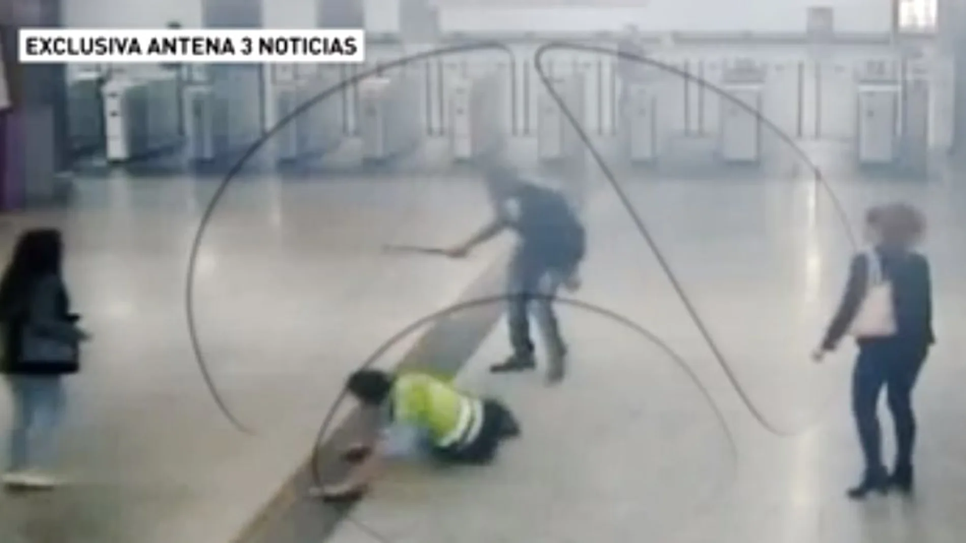 La violenta agresión de un hombre a un vigilante en una estación de Cercanías de Madrid