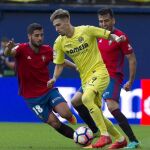El centrocampsita del Villarreal Samuel Castillejo (d) con el balón ante el centrocampista del Osasuna Francisco Mérida