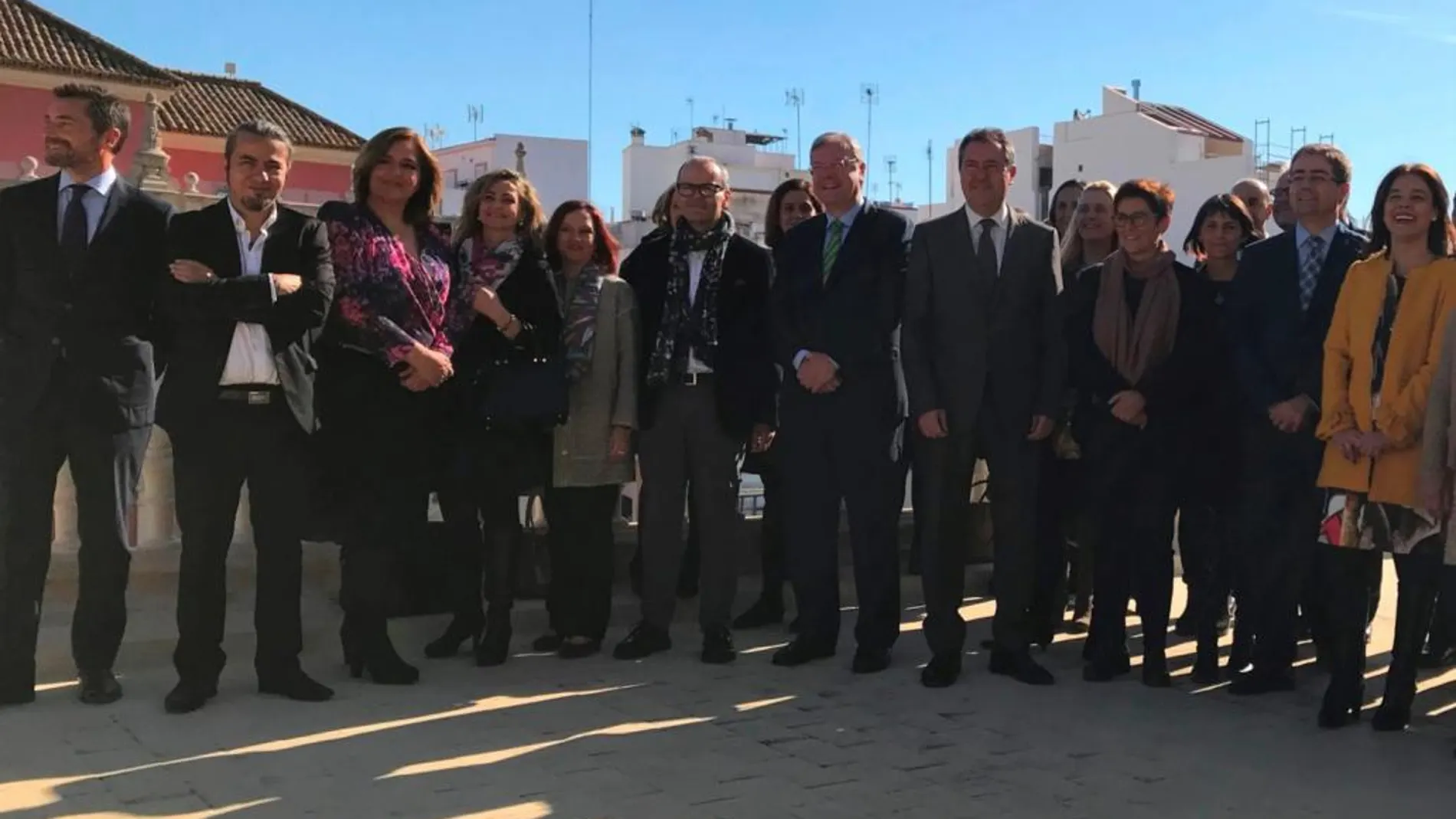 Antonio Silván junto al alcalde de Sevilla, Juan Espadas, y del resto de ciudades AVE de España