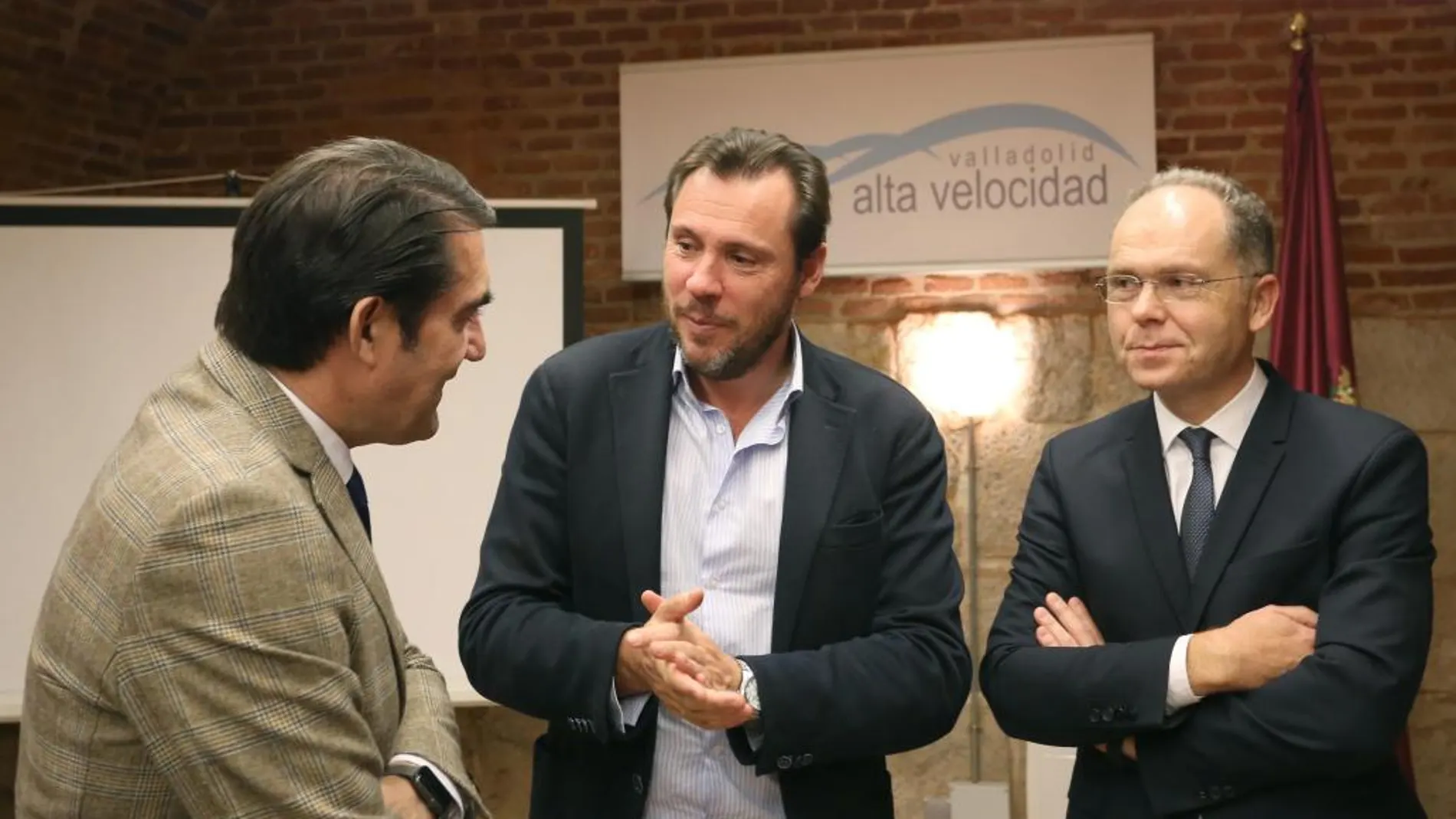 El consejero de Fomento, Juan Carlos Suárez-Quiñones; el alcalde, Óscar Puente, y el presidente de Adif, Juan Bravo, conversan antes de la reunión de la Sociedad Valladolid Alta Velocidad