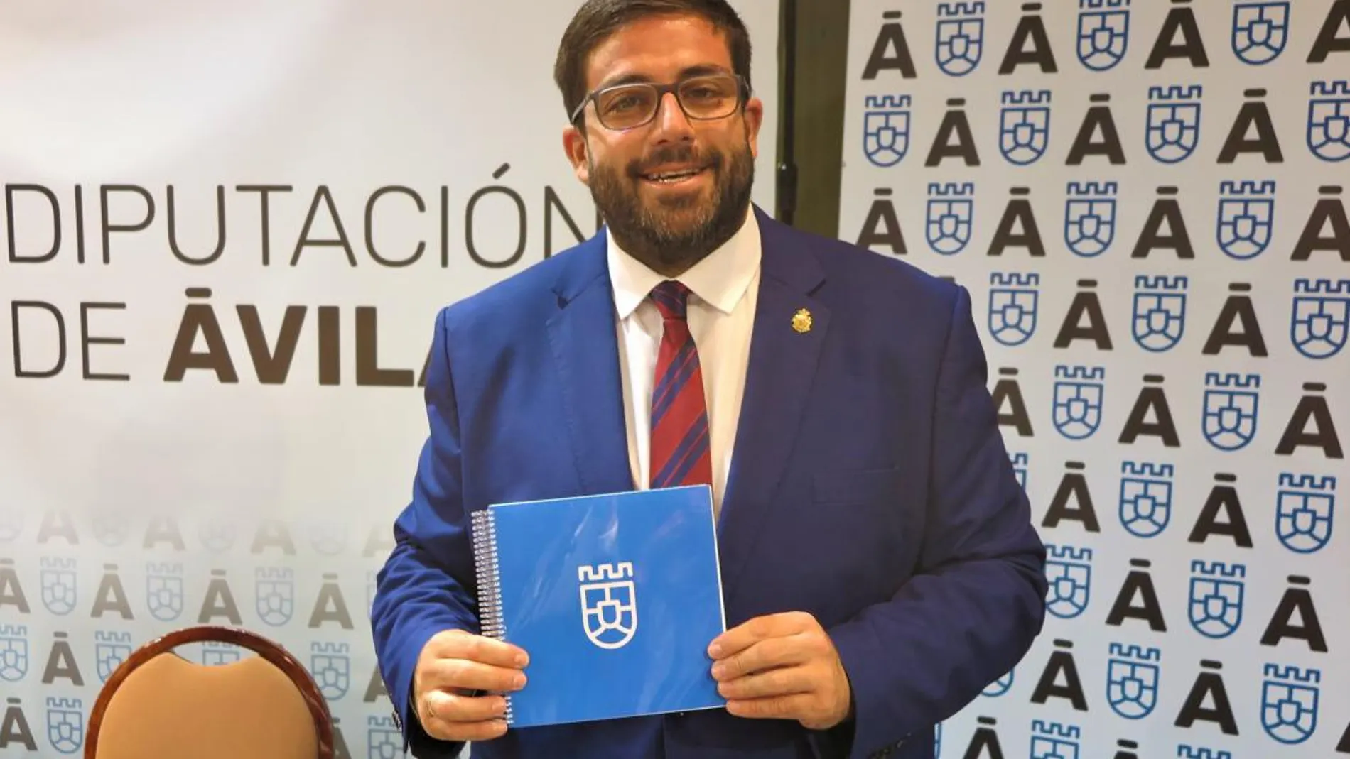 El presidente de la Diputación de Ávila, Jesús Manuel Sánchez Cabrera, muestra la imagen