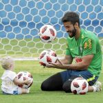 El guardameta titular de Brasil juega con su hija Helena