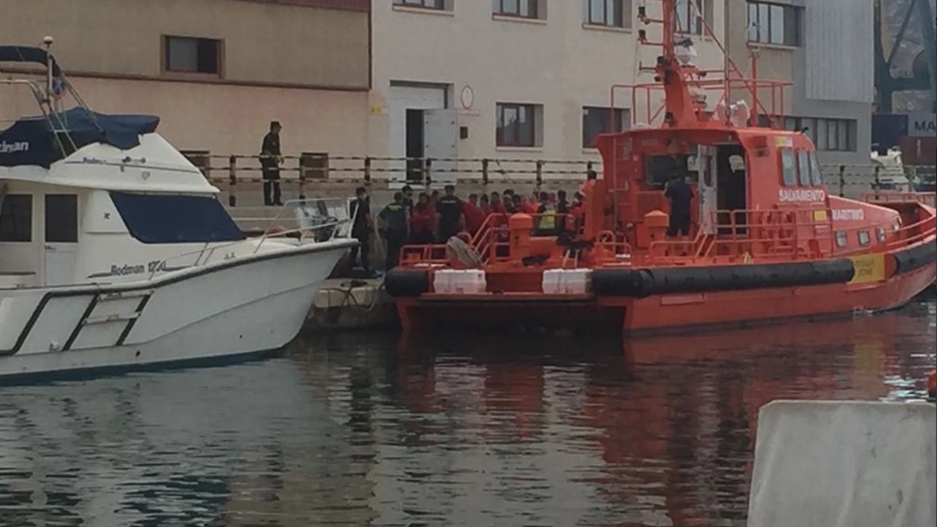 Una nueva patera con once inmigrantes a bordo fue rescatada ayer por Salvamento Marítimo. Sus ocupantes estuvieron atendidos por los voluntarios de Cruz Roja. LA RAZÓN