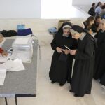 Un grupo de religiosas vota en un colegio electoral en Santiago de Compostela