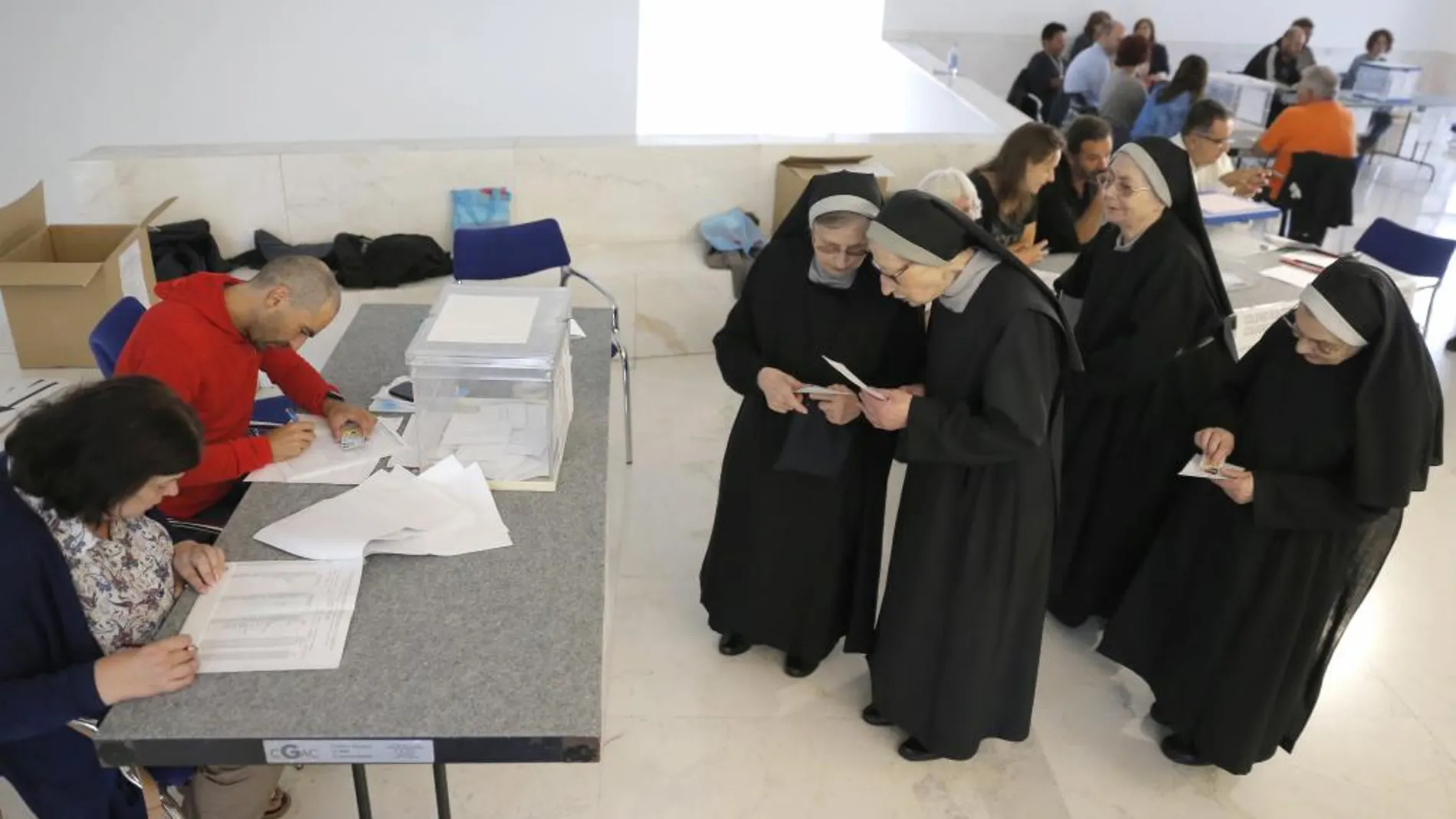 Un grupo de religiosas vota en un colegio electoral en Santiago de Compostela