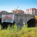  Las juventudes de la CUP cuelgan una estelada gigante en el Puente de Segovia de Madrid