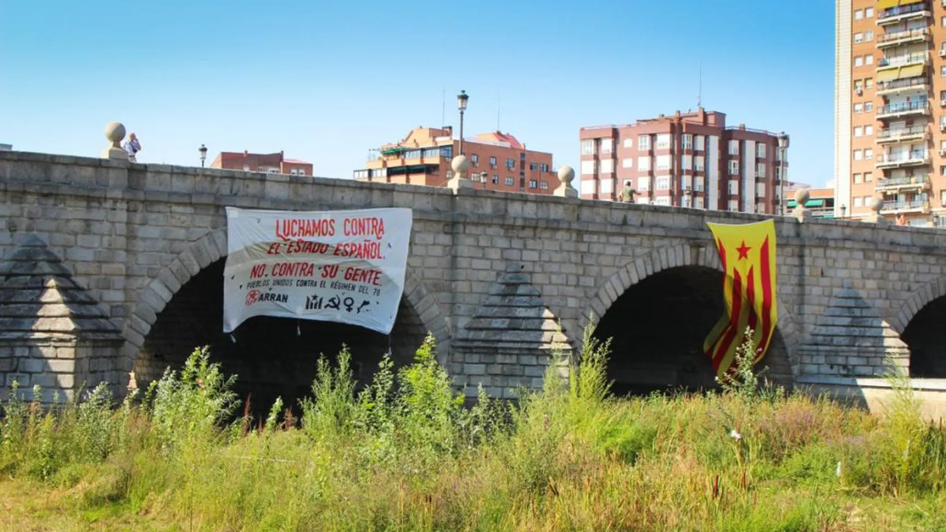 La estelada y la pancarta en el Puente de Segovia