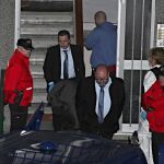 Miembros de los servicios funerarios con el cuerpo de uno de los miembros del matrimonio hallados muertos con signos de violencia en su piso. EFE/Luis Tejido
