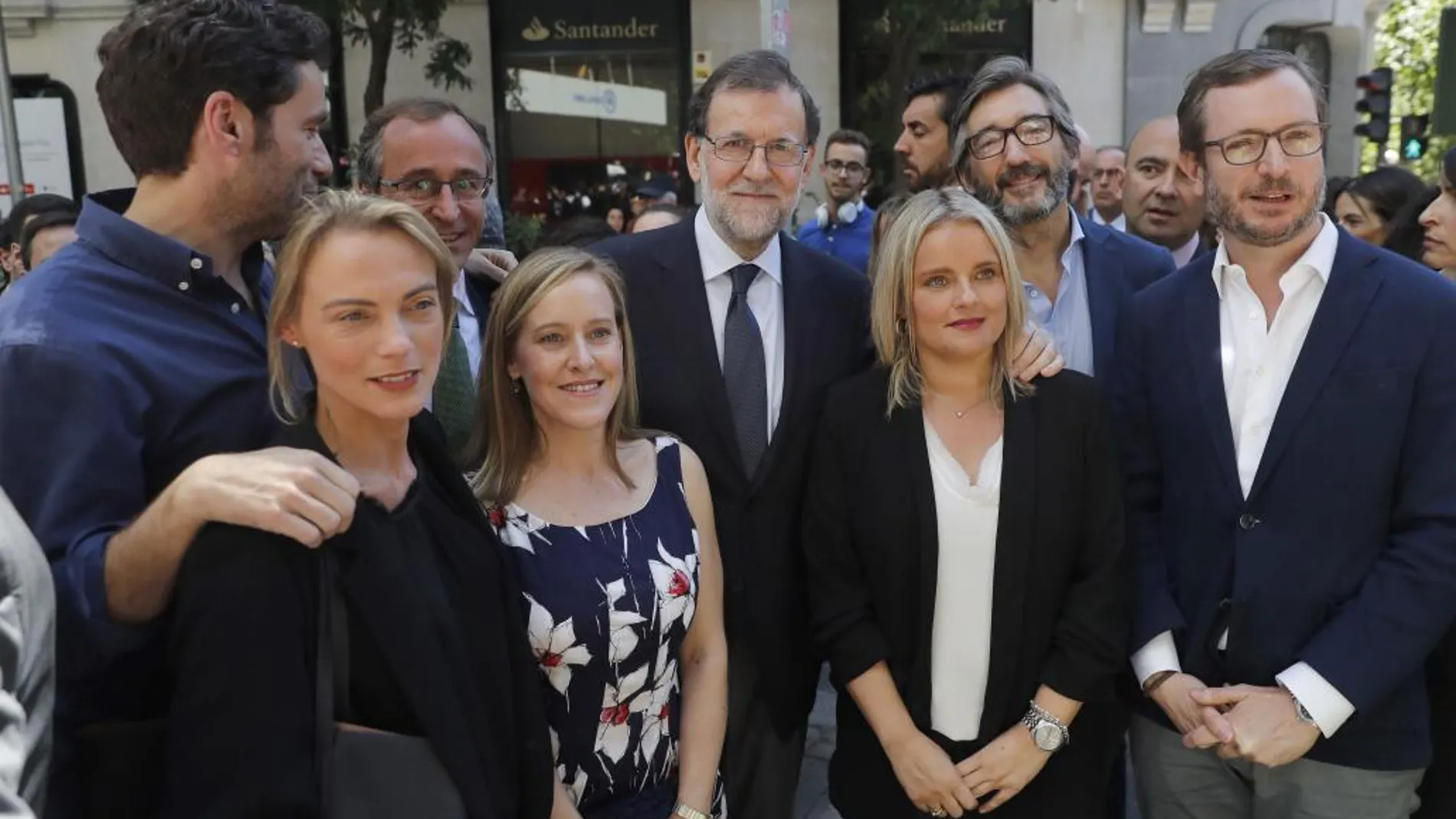 El presidente del Gobierno y del PP, Mariano Rajoy (c), junto a Marimar Blanco (3d), el secretario general del PP en Euskadi, Iñaki Oyarzaba (2d), el vicesecretario general del partido, Javier Maroto (d), y el parlamentario vasco Borja Sémper (i)