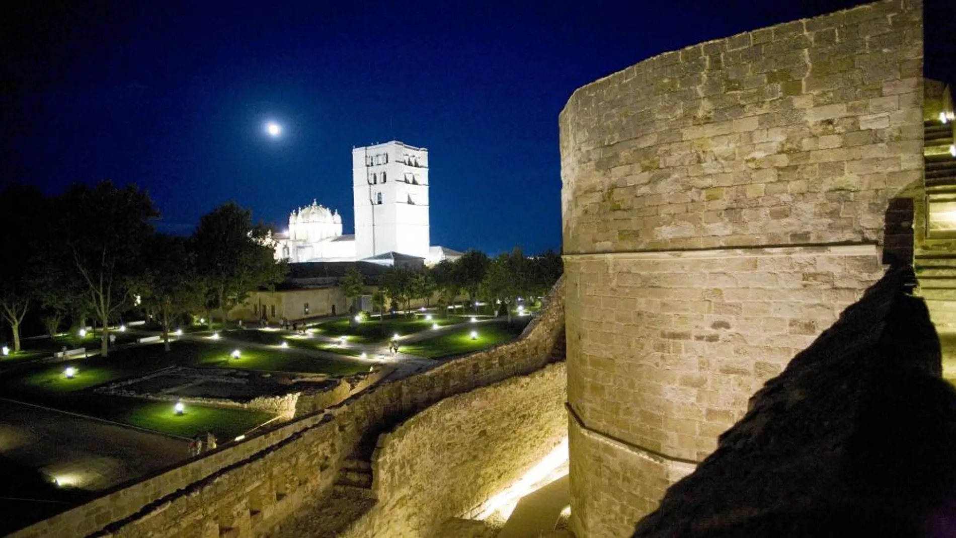 Zamora también es conocida como la ciudad «casi cercada», gracias a su muralla