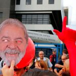 Concentración frente a la cárcel en la que cumple condena el expresidente brasileño Luiz Inácio Lula da Silva, de seguidores que reclaman su libertad / EFE
