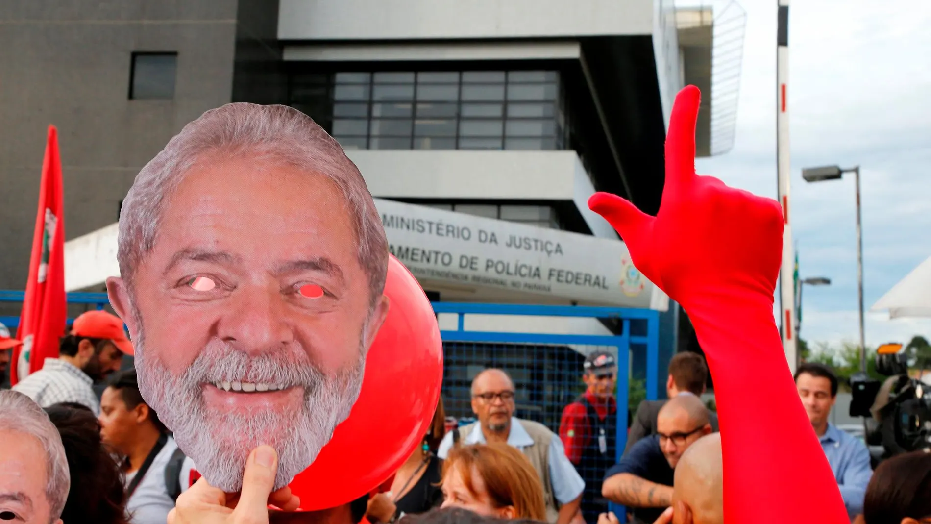 Concentración frente a la cárcel en la que cumple condena el expresidente brasileño Luiz Inácio Lula da Silva, de seguidores que reclaman su libertad / EFE