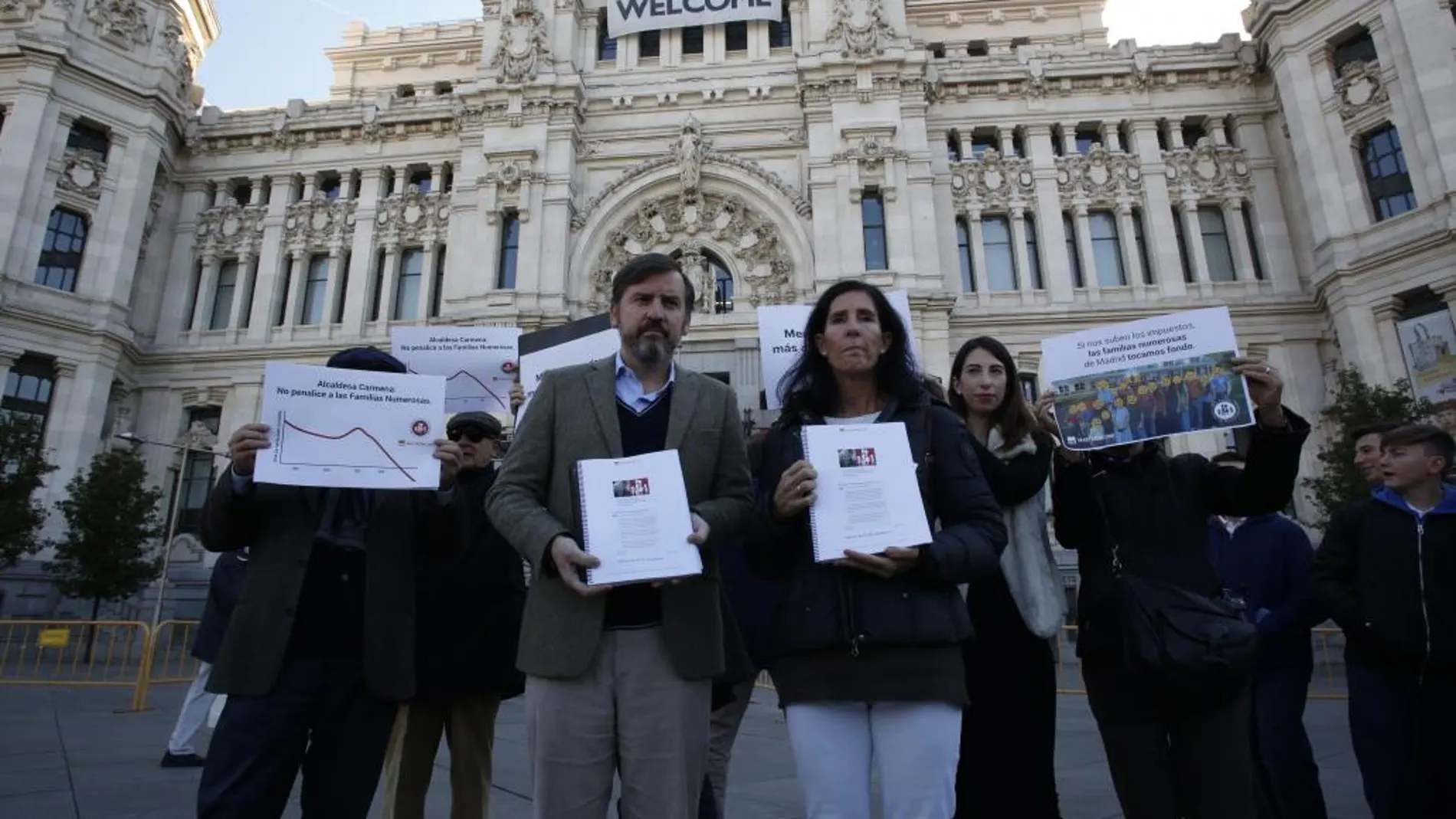 Imagen de la protesta que ha tenido lugar esta mañana a las puertas del Ayuntamiento de Madrid.
