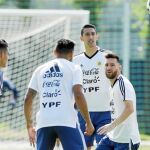 Messi, en el centro del rondo del entrenamiento de Argentina ayer