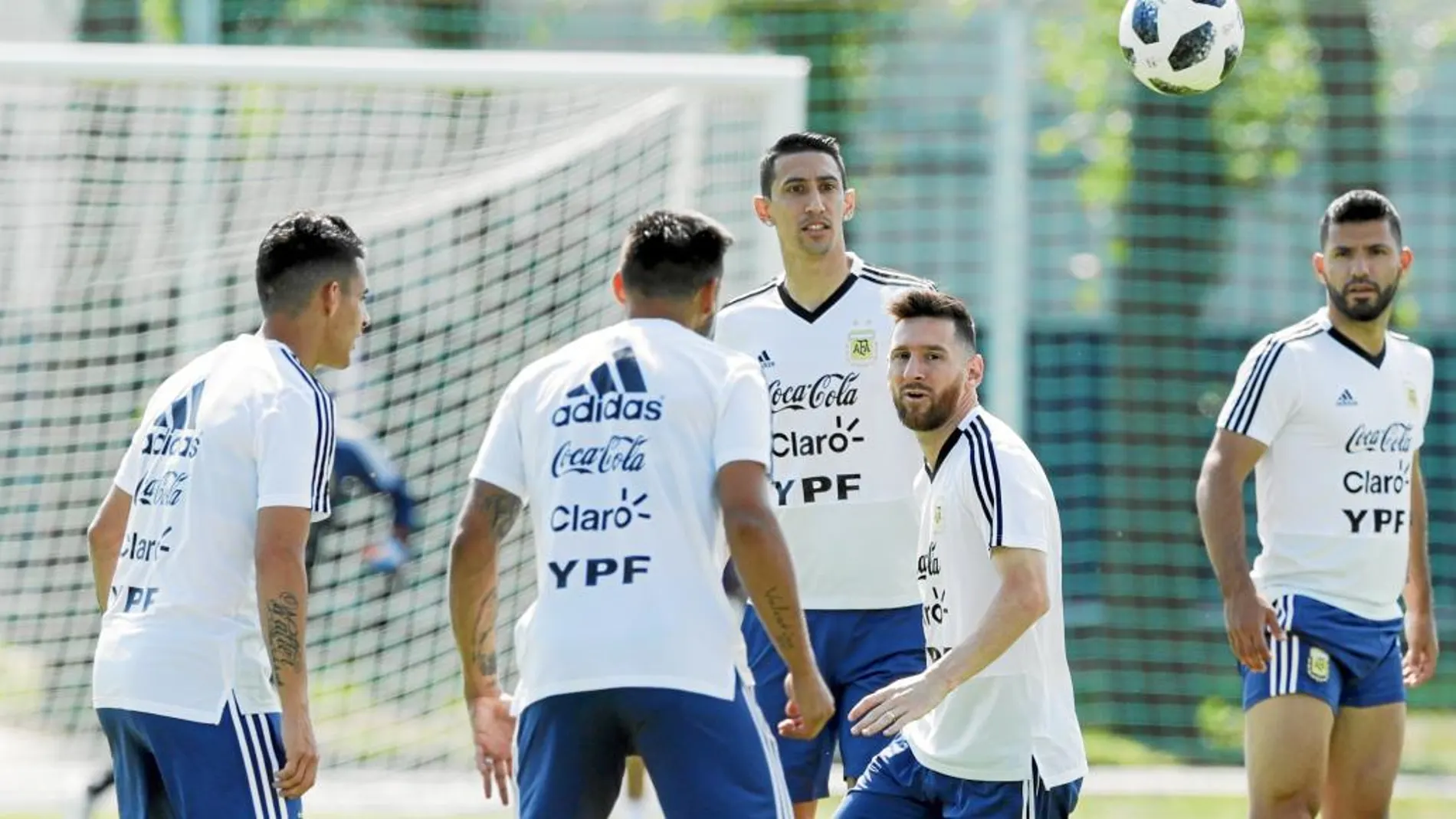 Messi, en el centro del rondo del entrenamiento de Argentina ayer