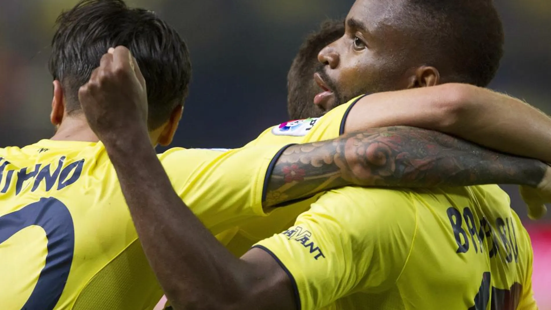 El delantero francés del Villarreal Bakambu (d) es felicitado por sus compañeros tras marcar el segundo gol ante la UD Las Palmas