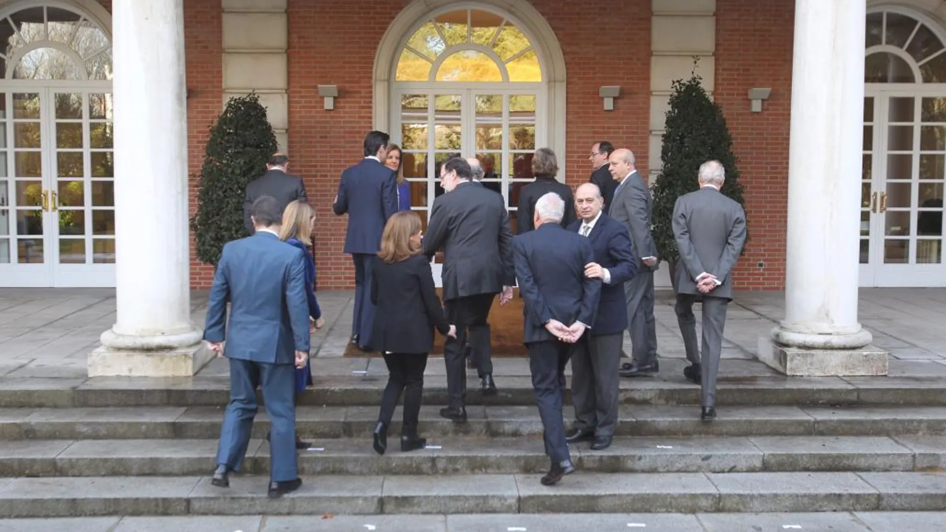 El presidente del Gobierno en funciones, Mariano Rajoy, junto a sus ministros en Moncloa