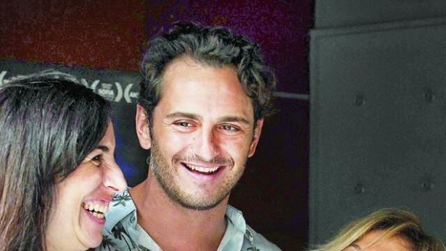 La directora Marina Seresecky junto a Asier Etxendia y Carmen Machi.