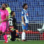 El centrocampista del Levante Iván López "Ivi"(i) celebra su gol, el segundo del equipo ante el RCD Espanyol