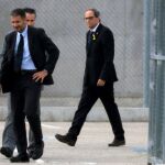 El presidente catalán, Quim Torra, ha llegado esta mañana (dcha) a la cárcel de Estremera (Madrid) donde visitará a los exconsellers Oriol Junqueras, Joaquim Forn, Raül Romeva, Josep Rull y Jordi Turull / Efe